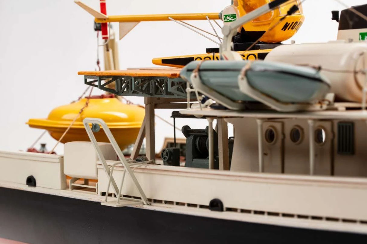 Billing Boats Calypso Ocean Research Vessel (red hat edition) 1/45