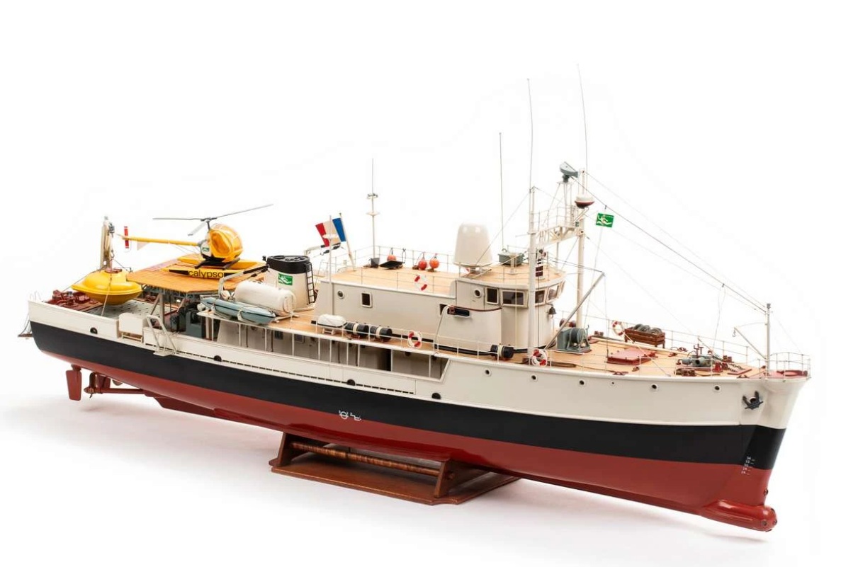 Billing Boats Calypso Ocean Research Vessel (red hat edition) 1/45