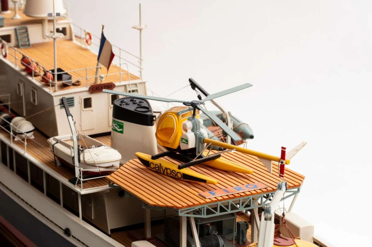 Billing Boats Calypso Ocean Research Vessel (red hat edition) 1/45