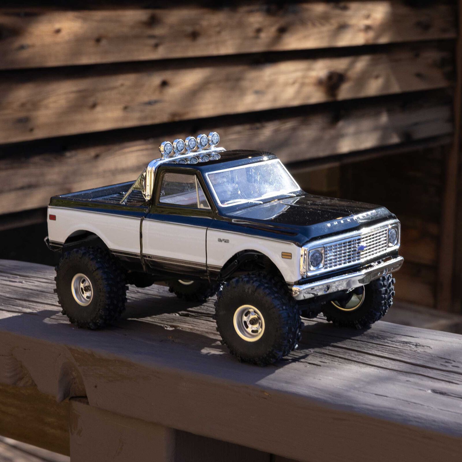 Axial SCX24 1967-1972 Chevrolet C10 4WD Truck Brushed RTR Black/White 1/24