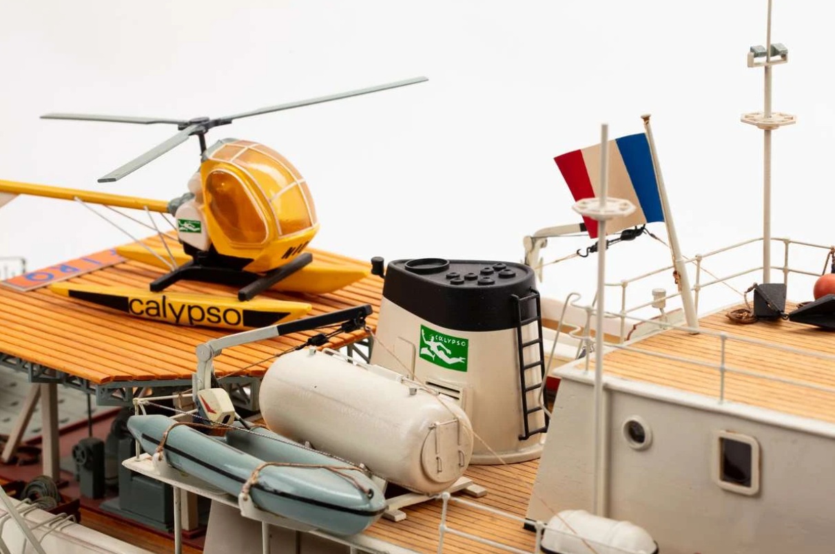 Billing Boats Calypso Ocean Research Vessel (red hat edition) 1/45