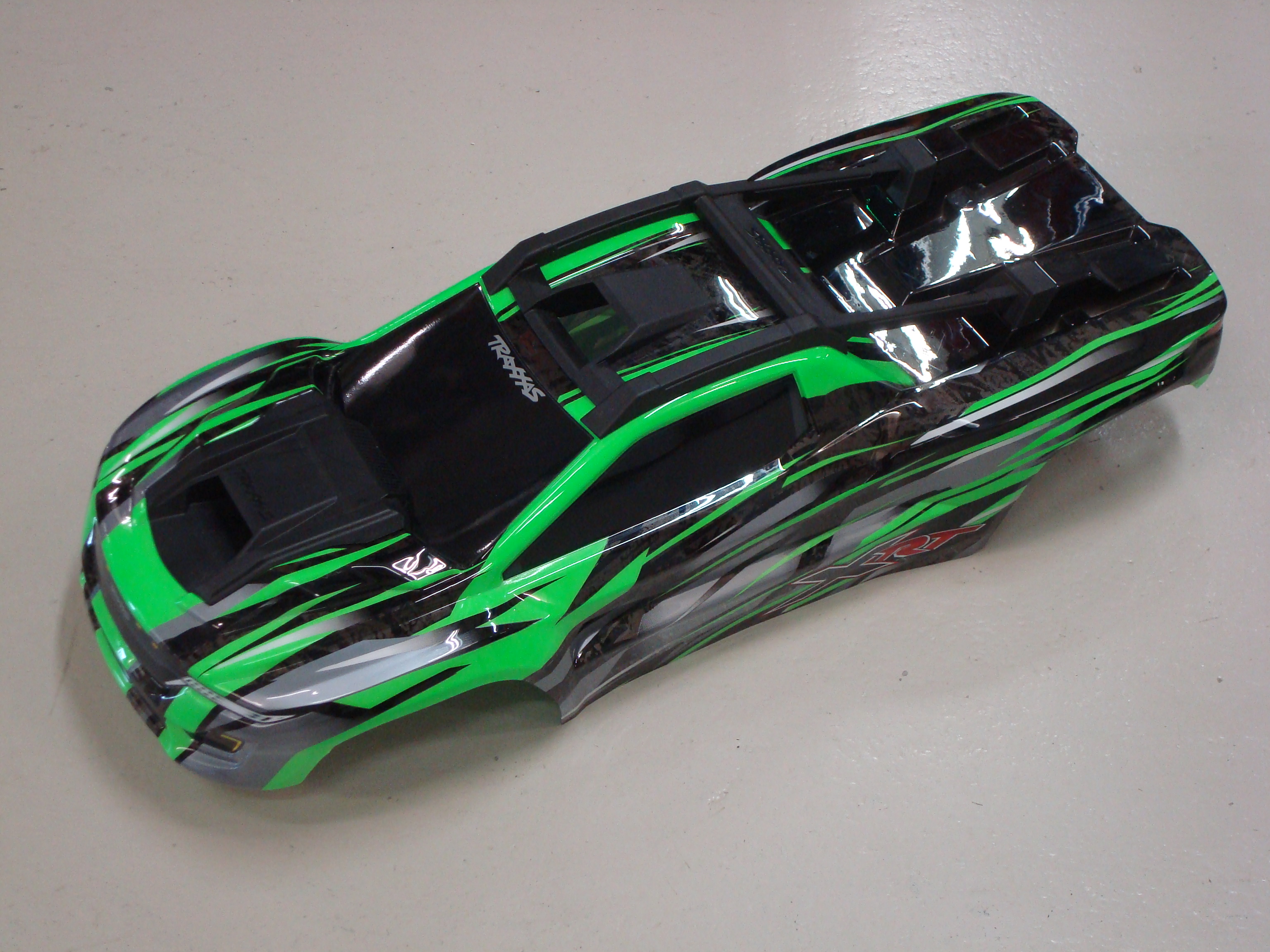 Occasion Traxxas Body XRT Green (painted, decals applied) (assembled with front & rear body supports for clipless mounting, roof & hood skid pads) 1/5