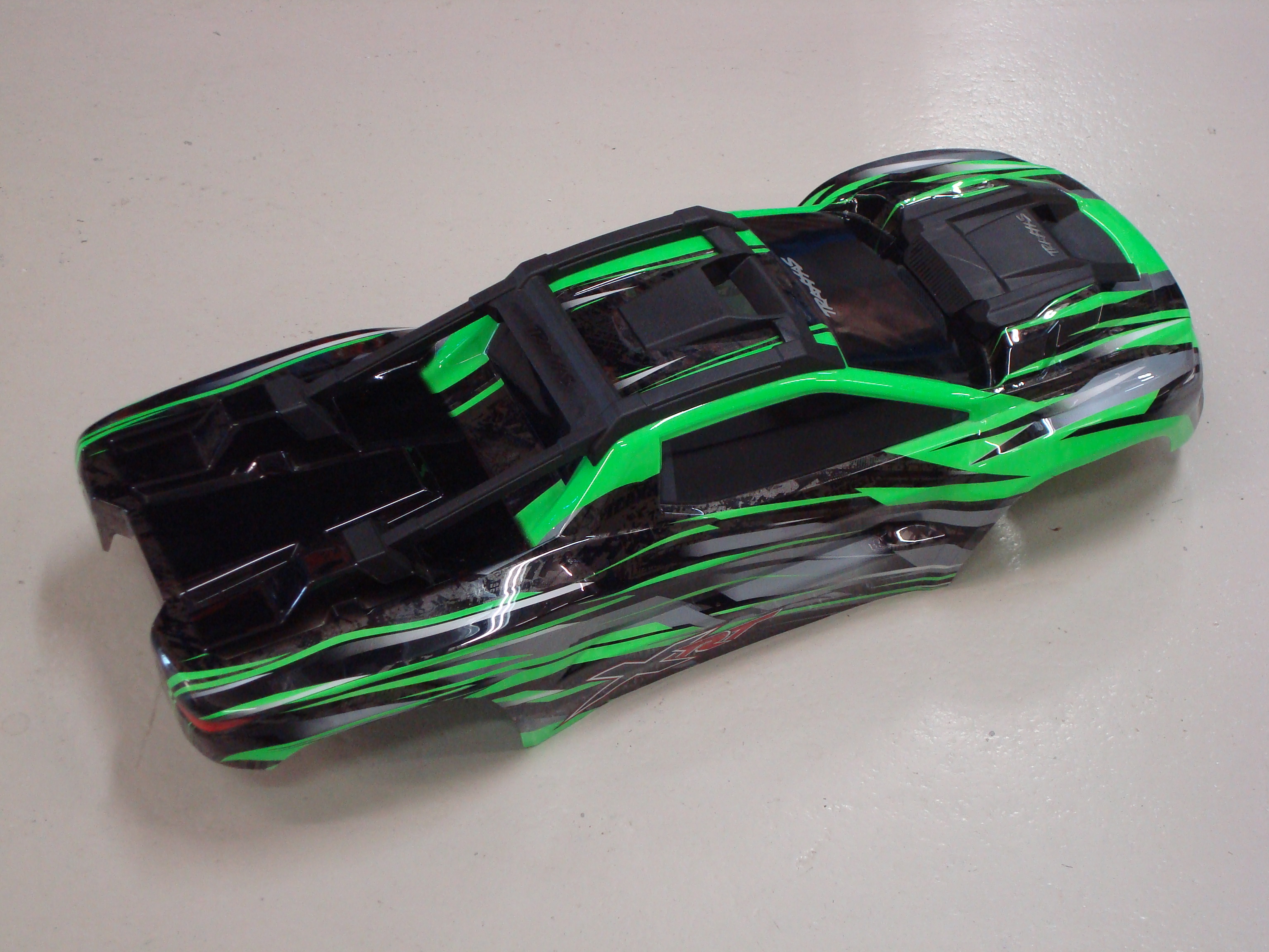 Occasion Traxxas Body XRT Green (painted, decals applied) (assembled with front & rear body supports for clipless mounting, roof & hood skid pads) 1/5