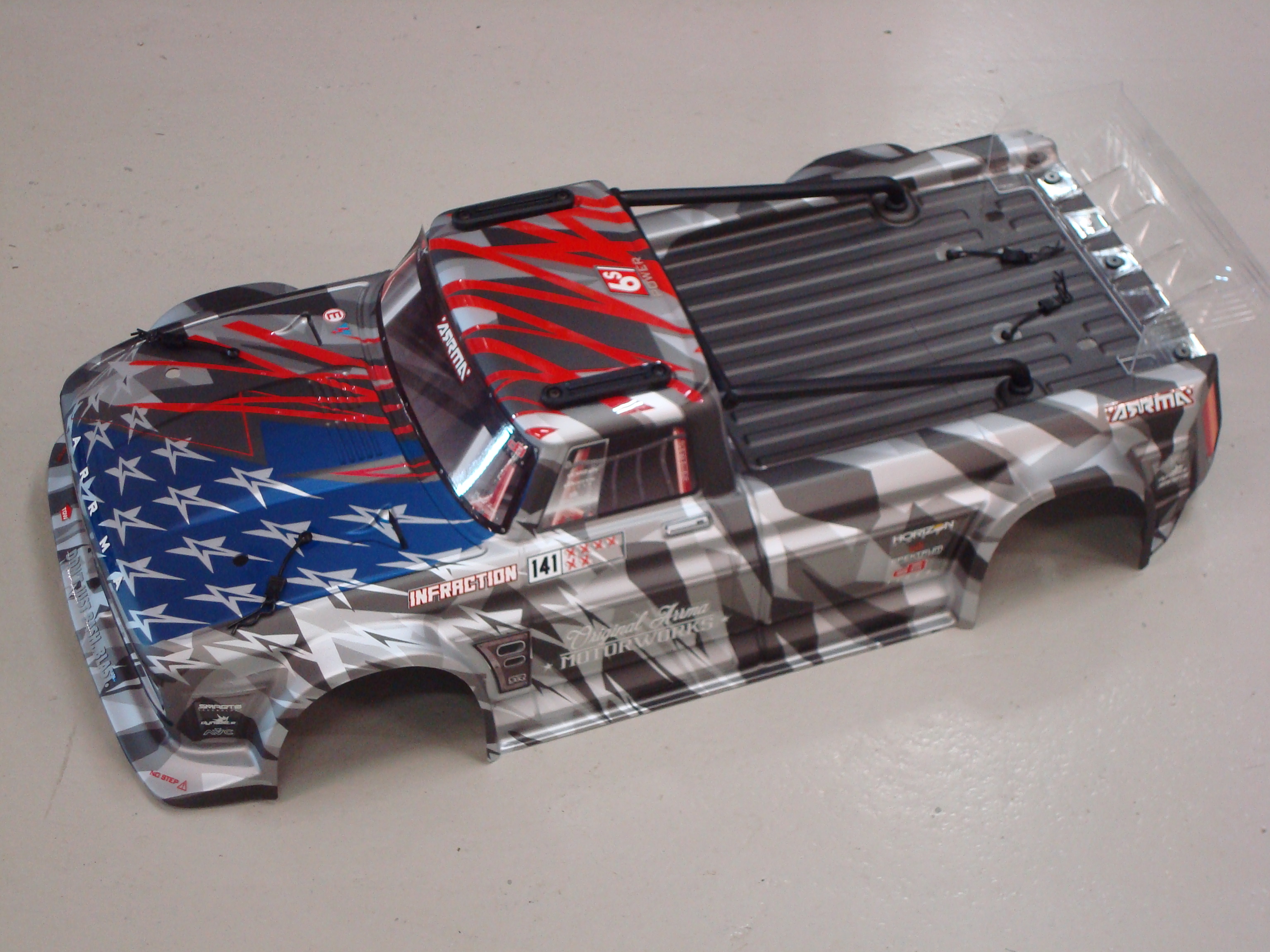Occasion ARRMA Infraction 6S BLX Painted Silver/Red Complete Body 1/7