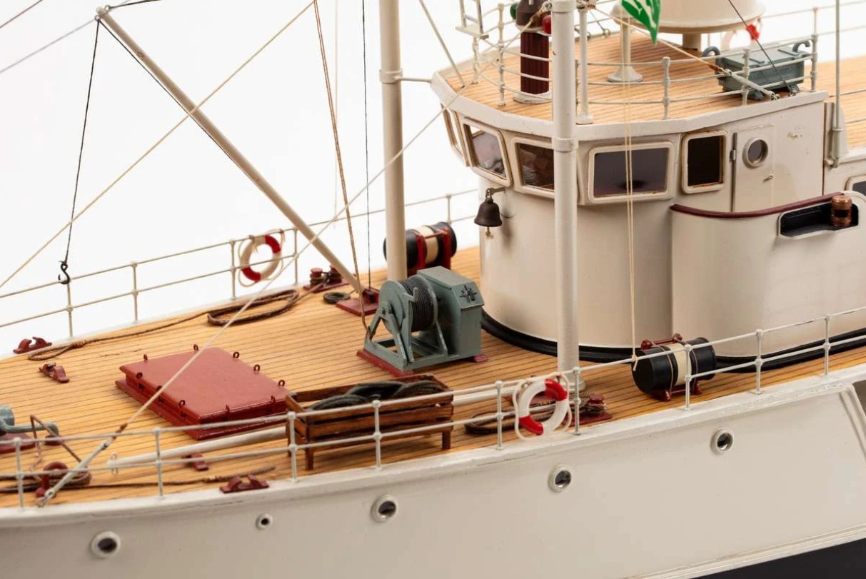 Billing Boats Calypso Ocean Research Vessel (red hat edition) 1/45