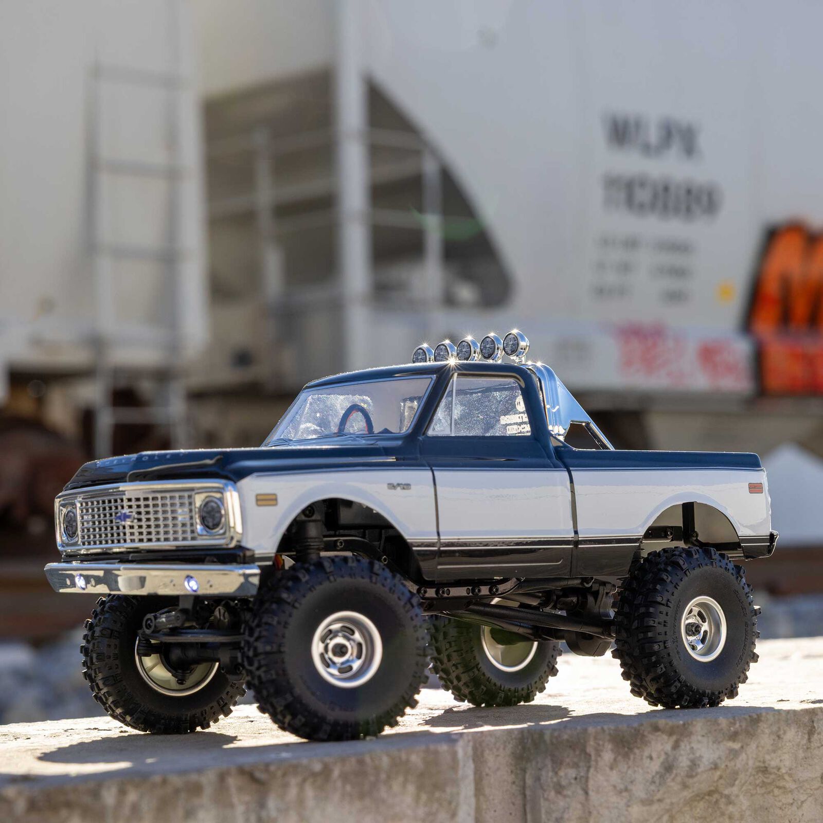 Axial SCX24 1967-1972 Chevrolet C10 4WD Truck Brushed RTR Black/White 1/24