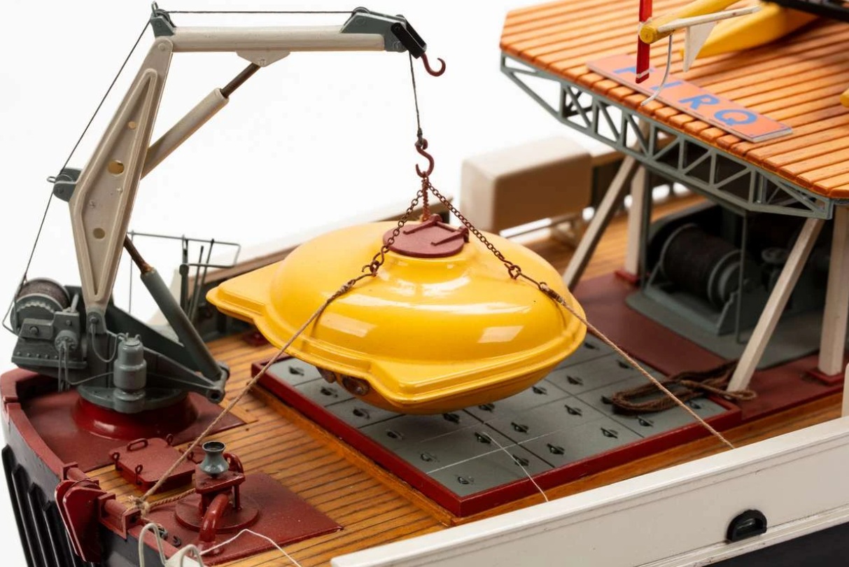 Billing Boats Calypso Ocean Research Vessel (red hat edition) 1/45