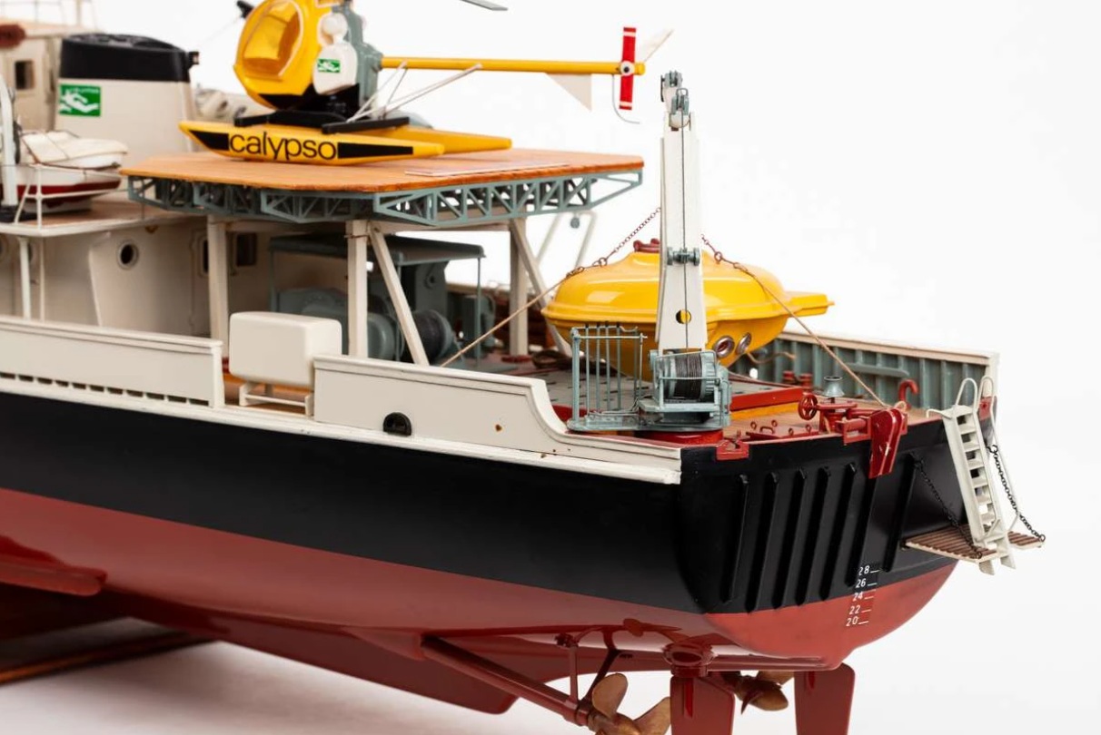 Billing Boats Calypso Ocean Research Vessel (red hat edition) 1/45