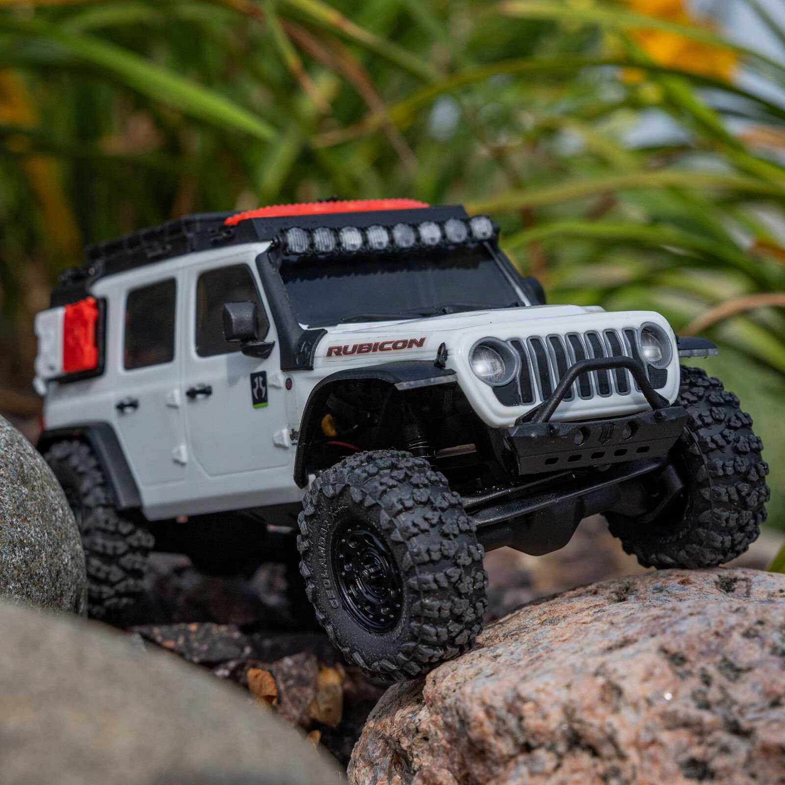 Axial SCX30 Jeep Wrangler JLU 4X4 RTR Brushed Rock Crawler (Battery & Charger Included), White 1/30