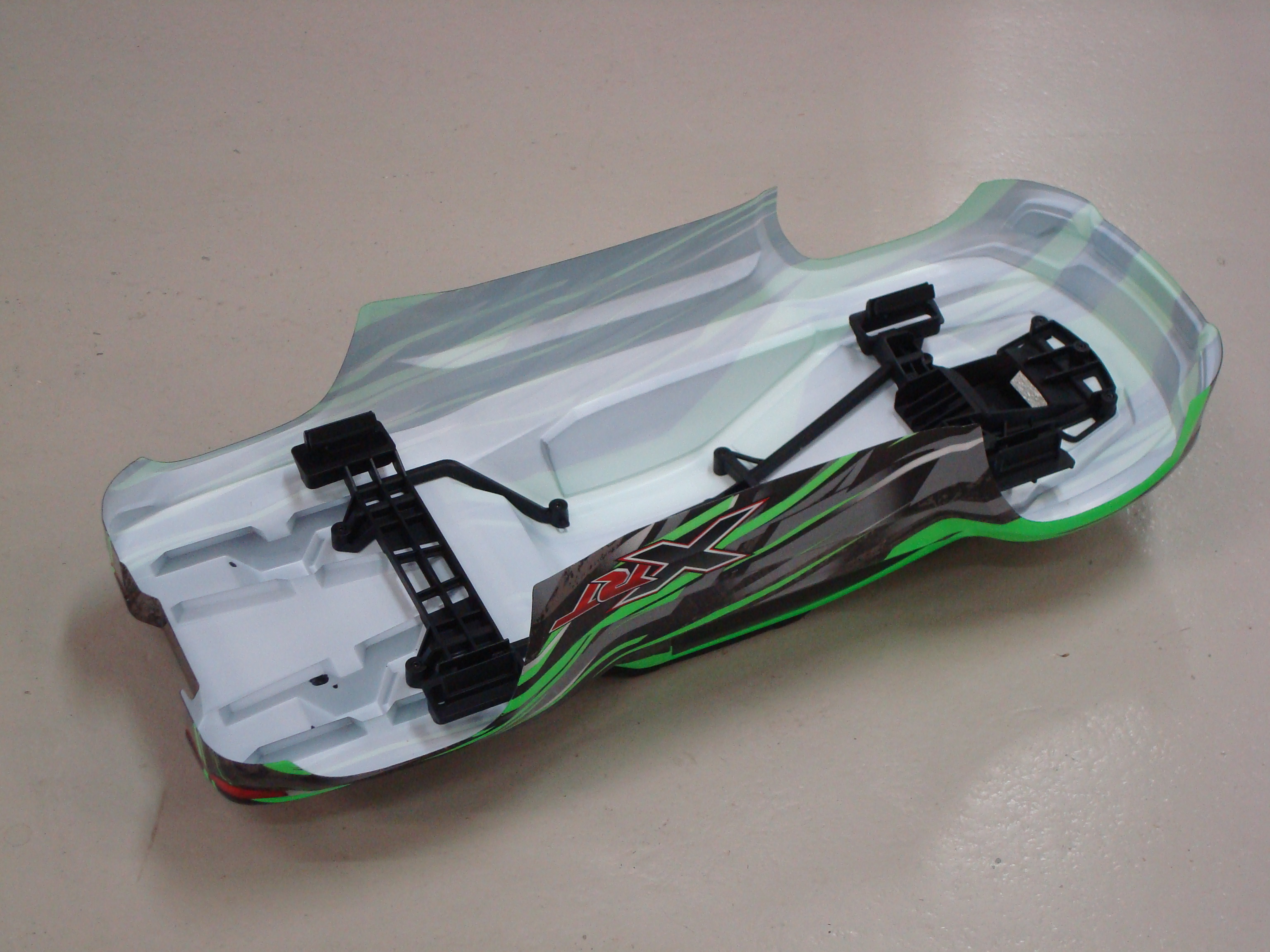 Occasion Traxxas Body XRT Green (painted, decals applied) (assembled with front & rear body supports for clipless mounting, roof & hood skid pads) 1/5