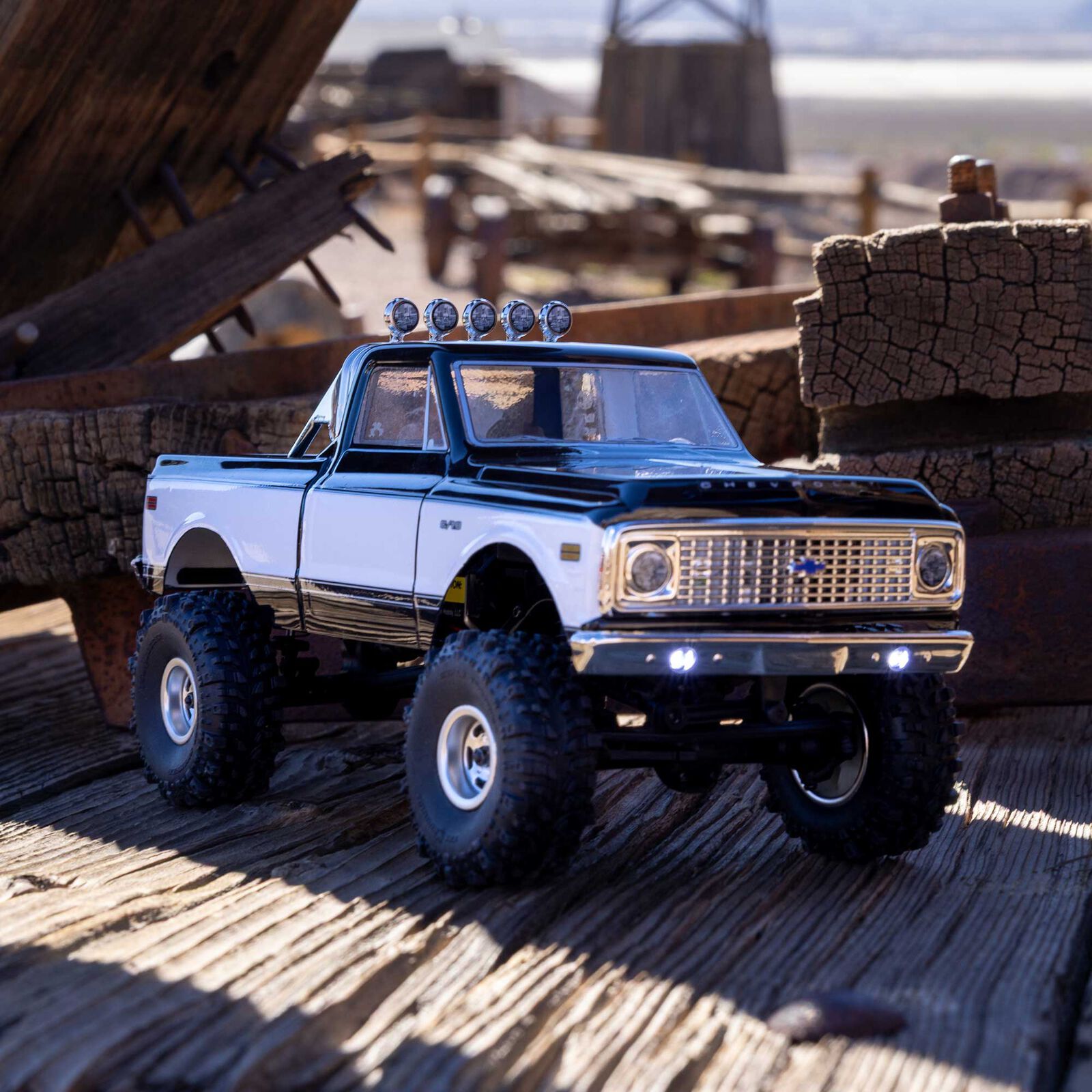 Axial SCX24 1967-1972 Chevrolet C10 4WD Truck Brushed RTR Black/White 1/24